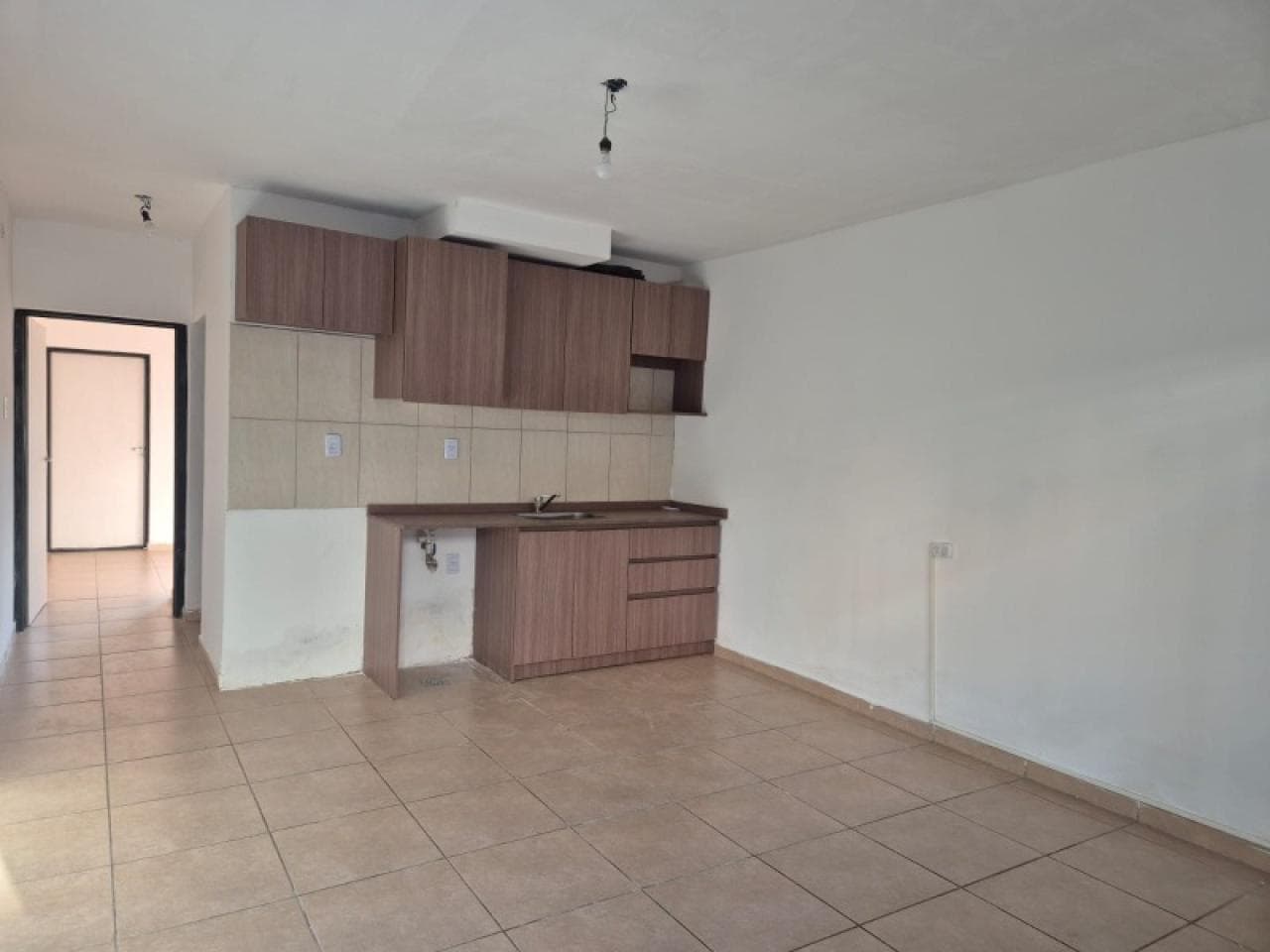 Alquiler. Departamento En Planta Baja Con Cochera Y Patio En Loteo Bloise, 1 Dormitorio. Rivadavia