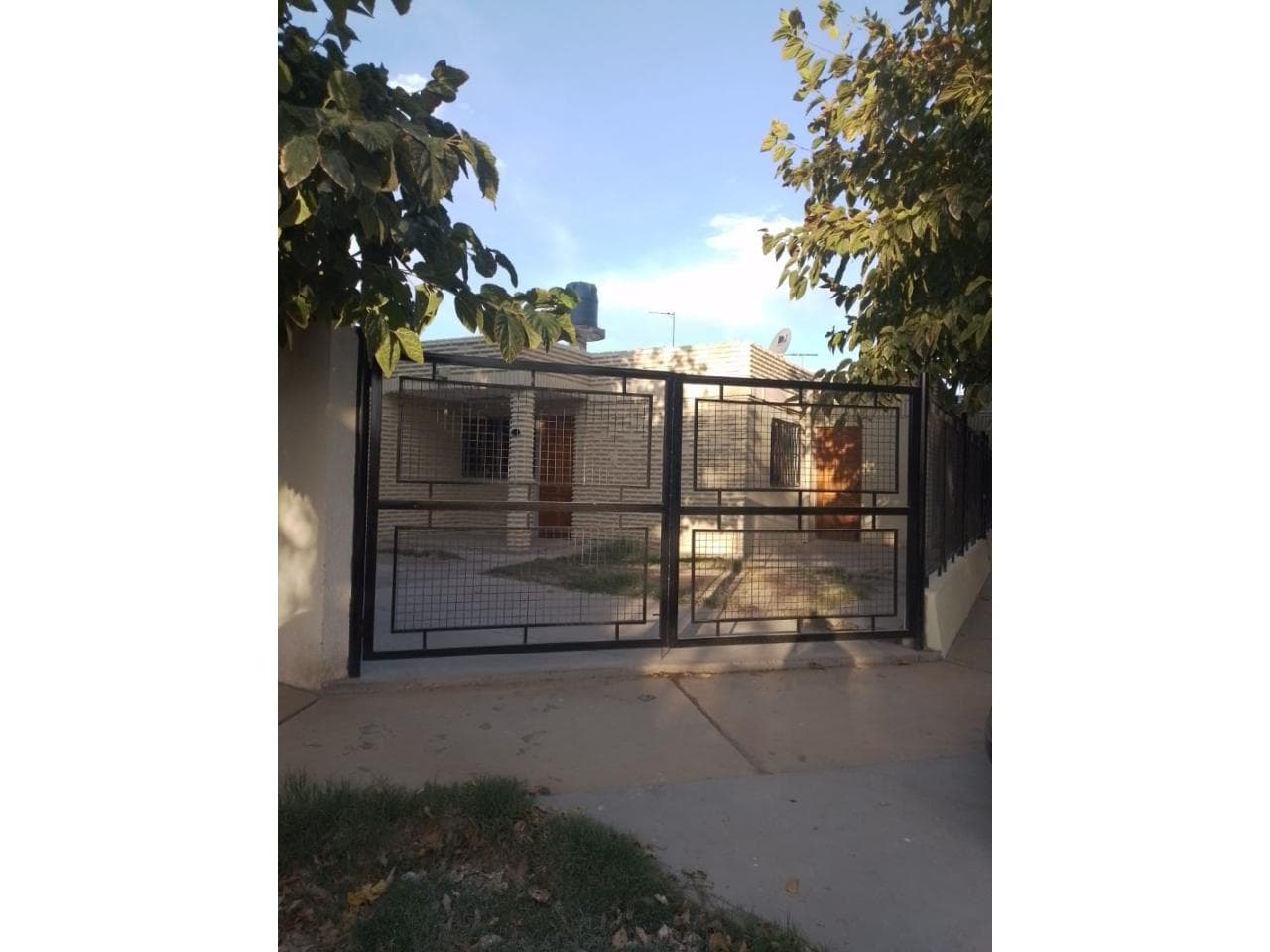 Caucete ,amplia Casa, 3 Dom, 1 Baño, Cocina Comedor, Galeria Amplia Con Lavadero Y Parrillero, Entrada Vehicular