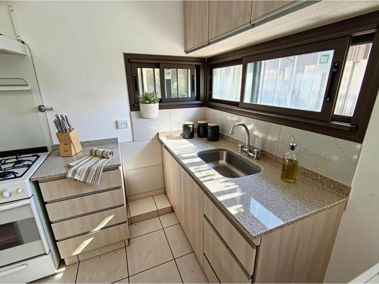 Venta. Casa 2 Dormitorios Casi Nueva En Rawson  Zona Emicar - Cochera Doble, Fondo Parquizado Y Excelente Calidad