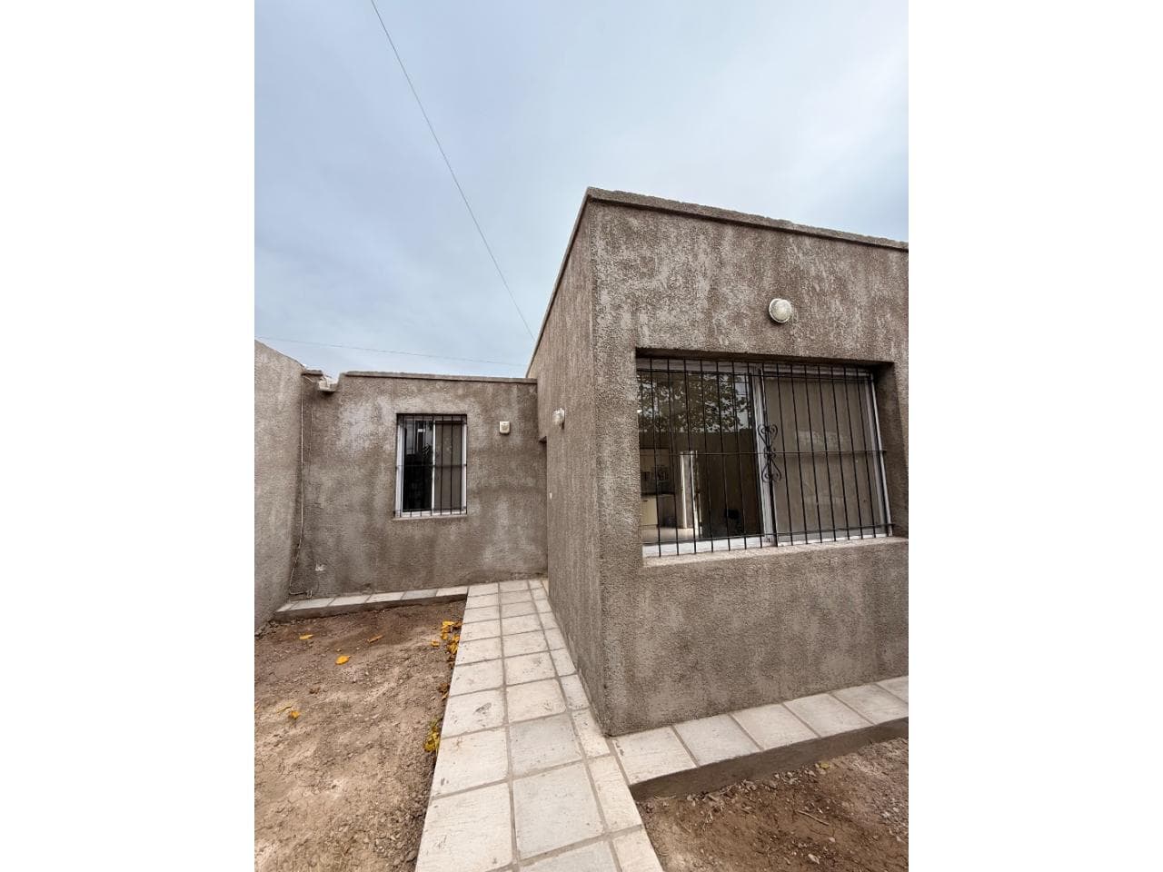 Casa 2 Dormitorios - Baño - Cochera - Gran Patio Con Parrilla - Gas Natural - Rejas En Aberturas.