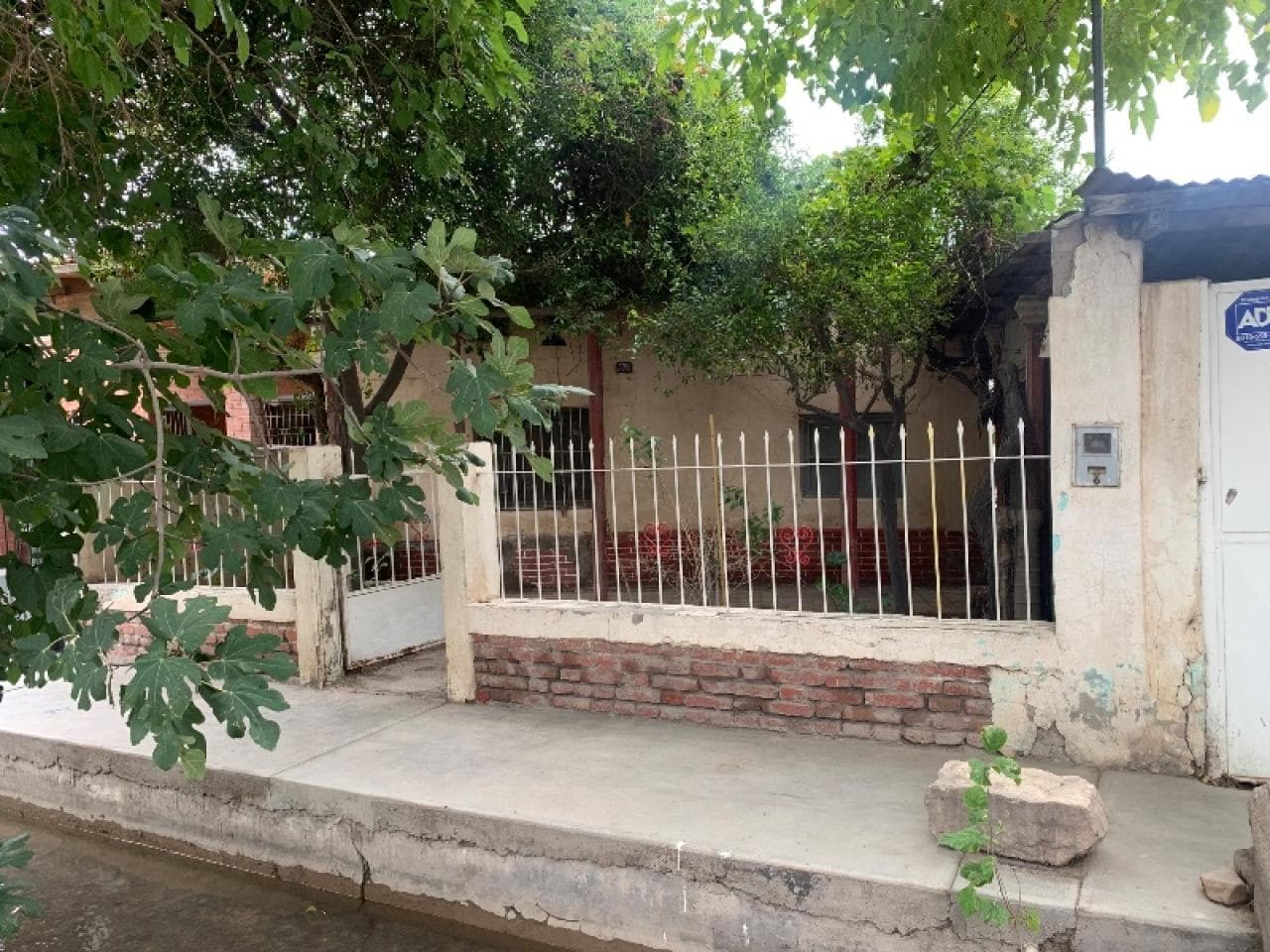 Se Vende Casa A Restaurar En Su Mayoria De Ladrillo. Ubicada Sobre Hipólito Yrigoyen Santa Lucía