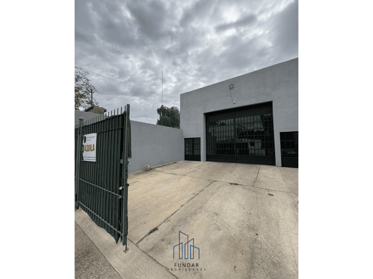 Alquiler - Importante Local / Galpón Comercial En Calle Salta