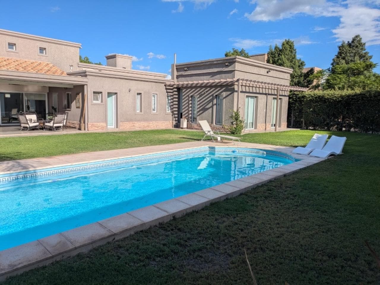 Vendo Casa, 4 Dormitorios. En Barrio Privado Ayres Del Este.