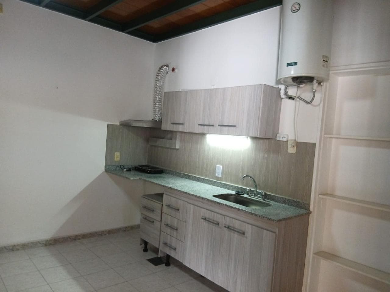 Alquiler Duplex, Sin Niños. Ni Animales. Planta Baja.  Entrada Para Moto. Living . Con Aire Acondicionado Cocina