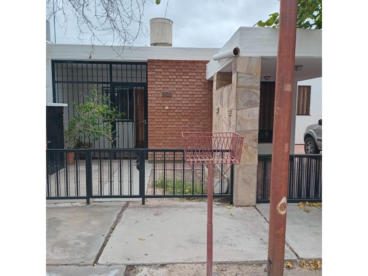 Casa En Venta Barrio Bancario 3 Dormitorios Living Comedor Y Cocina Depto. Fondo Con Baño Entrada Para Auto