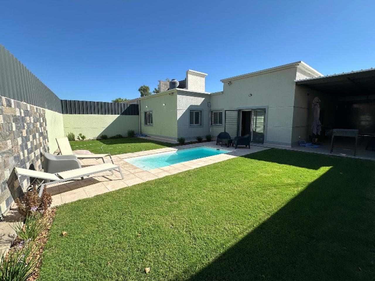 Venta. Casa De 3 Dormitorios, 2 Baños, Jardín Y Piscina En Complejo Cerrado De Sta Lucia