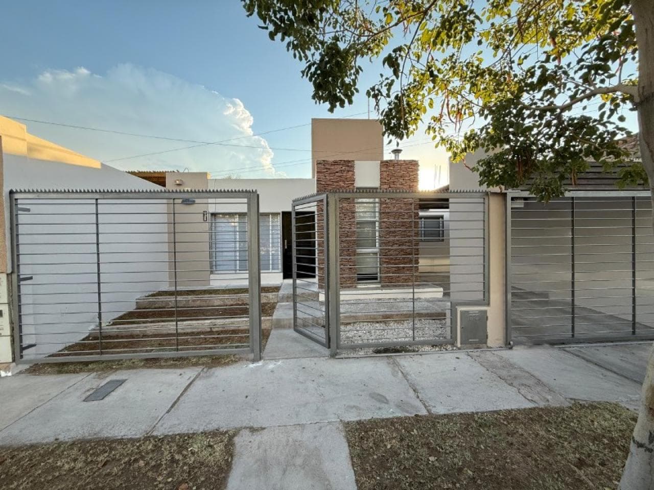 Alquiler. Casa 3 Habitaciones Con Cochera Y Patio