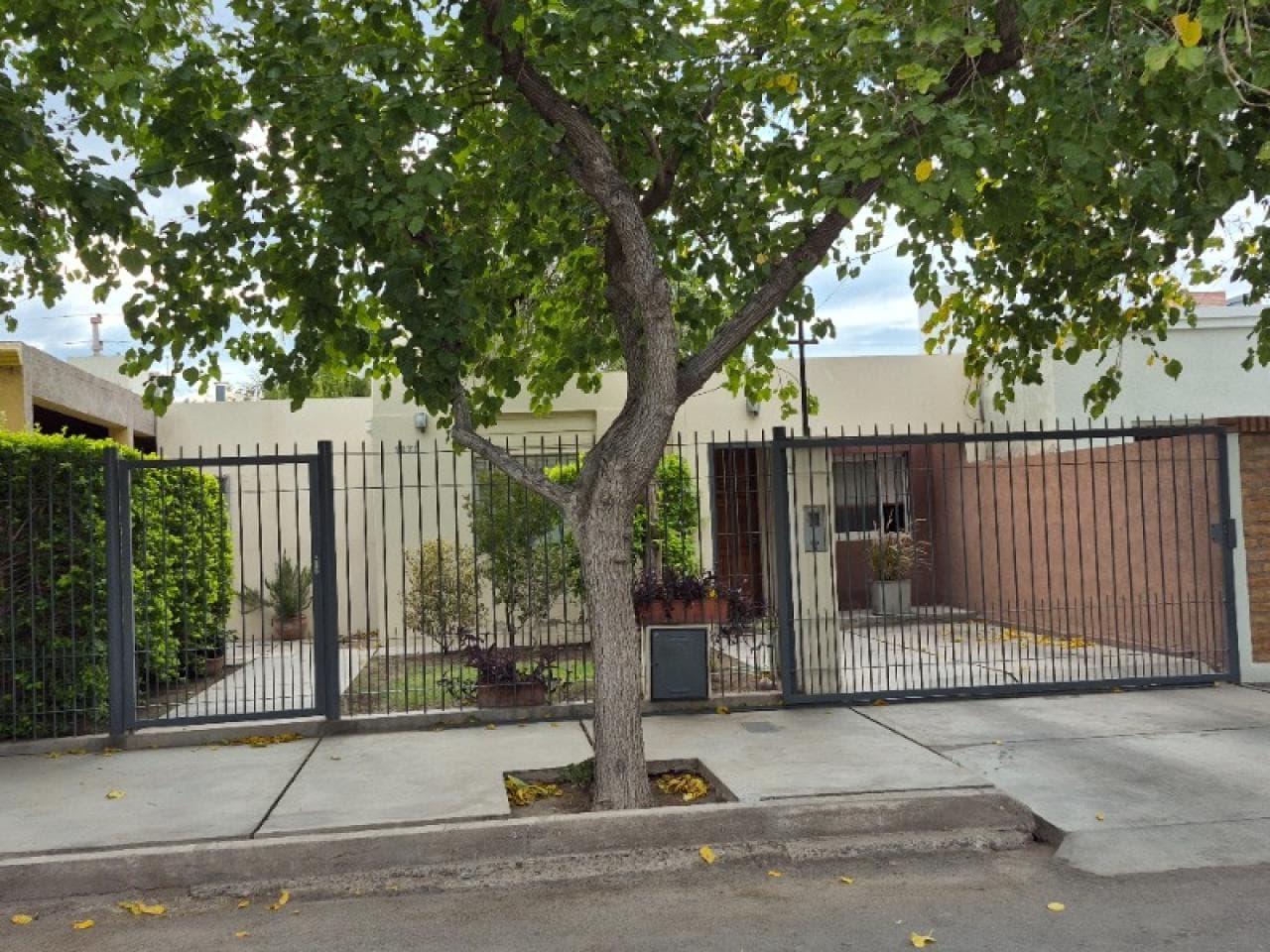 Venta. B° Porres -casa De 3 Dormit -2 Baños -amplia Cocina-comedor -living Separado -1 Cochera -jardín -financiación.-