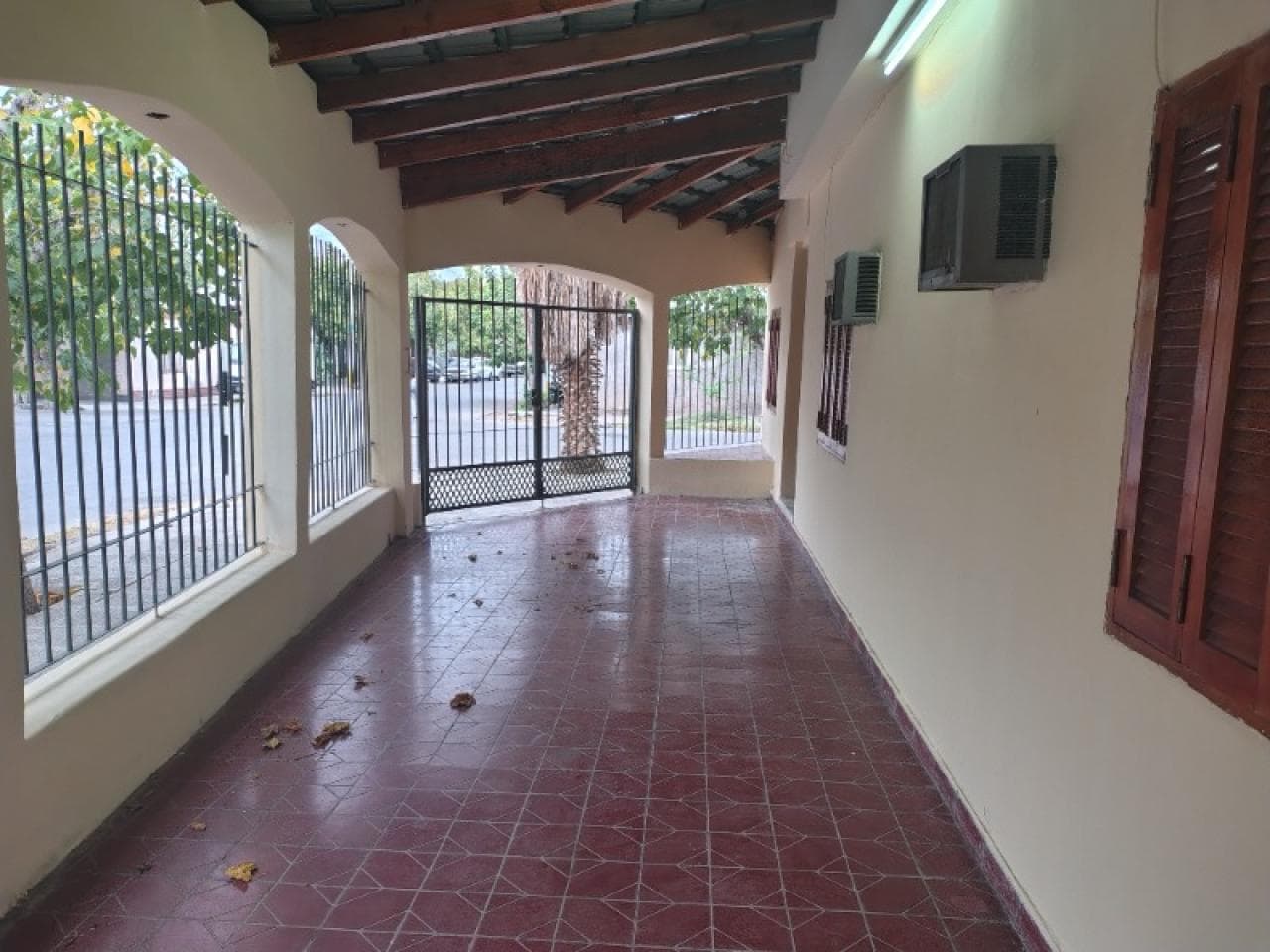 Alquiler Casa Esq. De 4 Dormitorios - Cocina/comedor - Living Comedor - 1 Baños - Cochera Cerrada - Rawson -