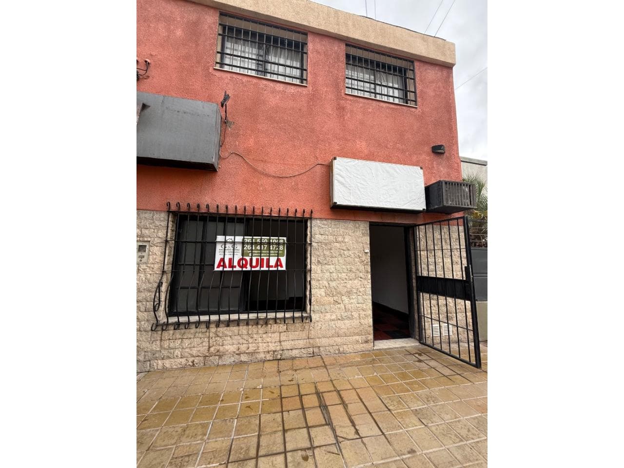 Alquiler. Local Comercial - Ubicación Estratégica A Metros De Av. Libertador. Rivadavia