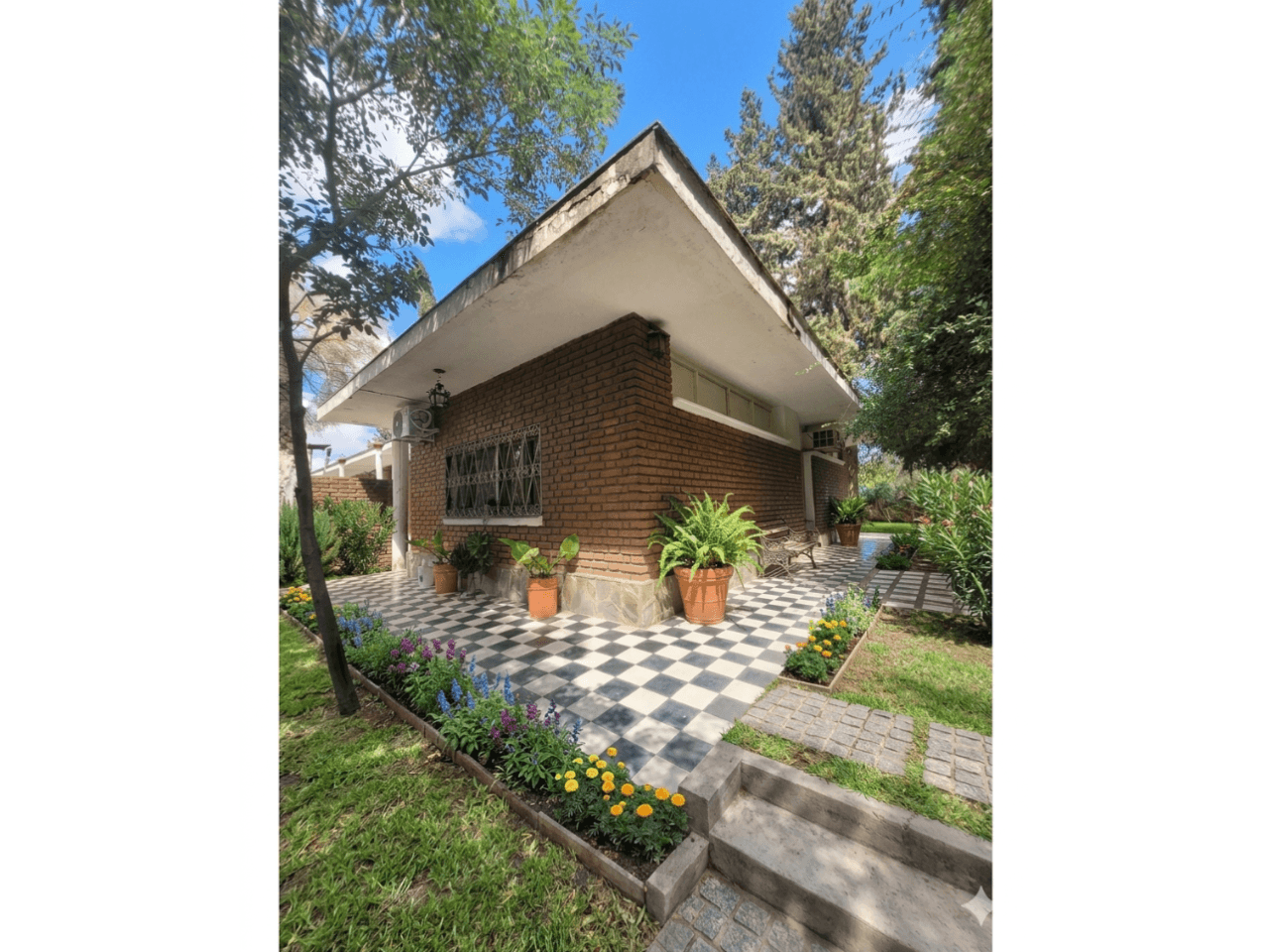 Venta De Casa Esquina En Caucete Con Gran Terreno Y Arboleda De 4 Dormitorios Y 2 Baños
