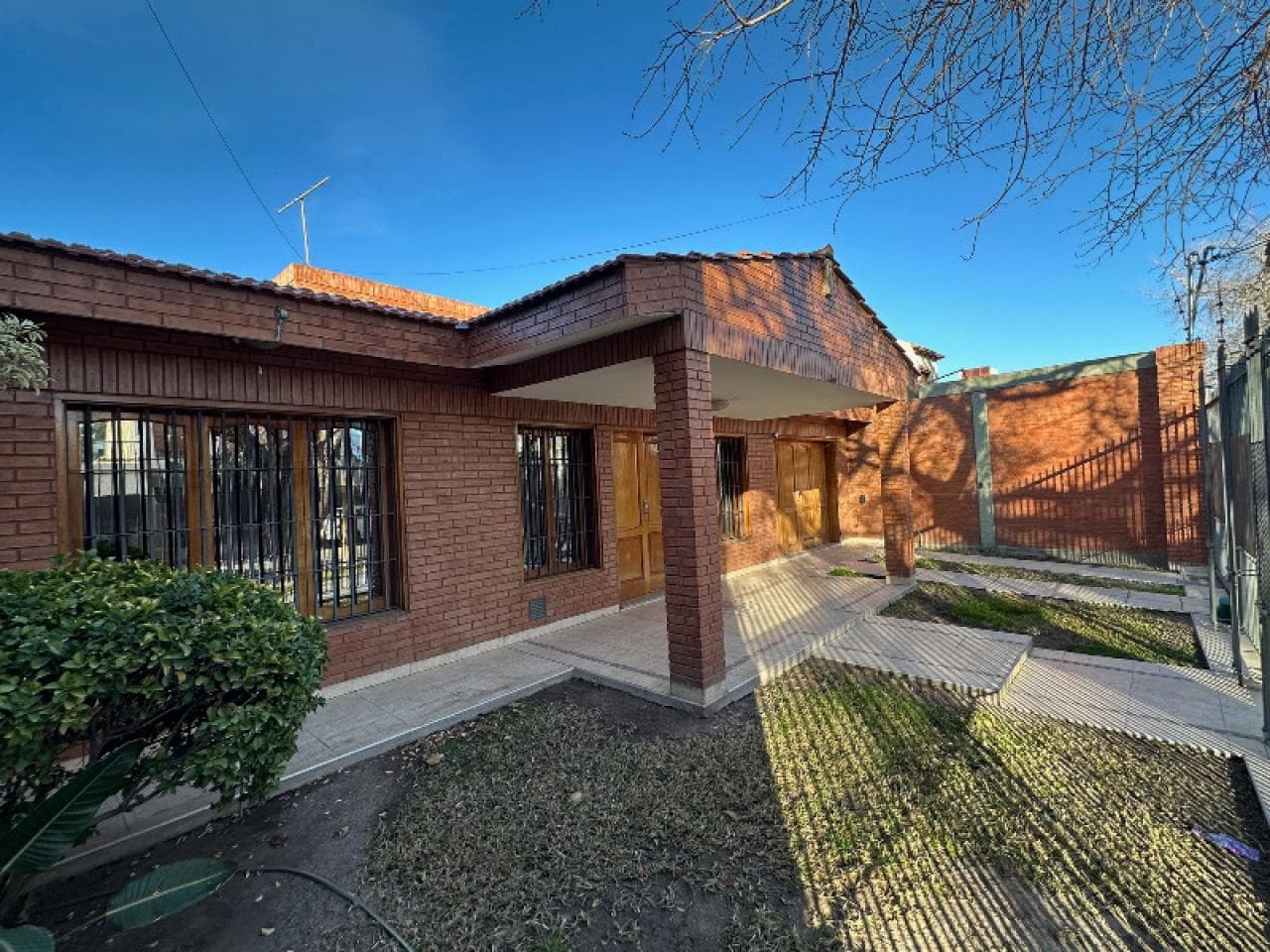 Casa De Calidad 2 Dormitorios Amoblada, 2 Baños, Gañeria, Jardin, Piscina, Cochera A Pasos Del Crtro Civico