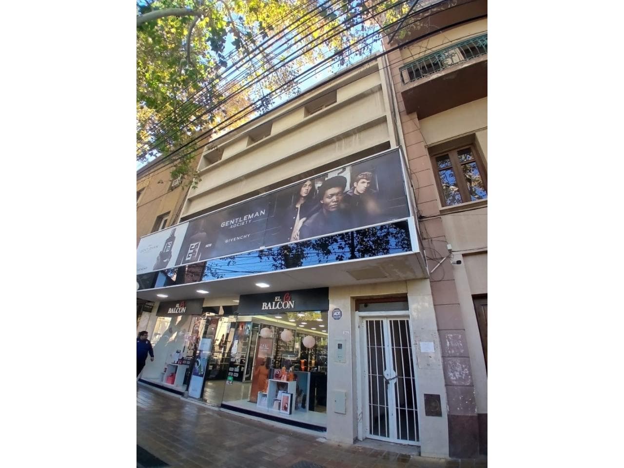 Venta. Salon Comercial. Edificio Frente A La Plaza 25