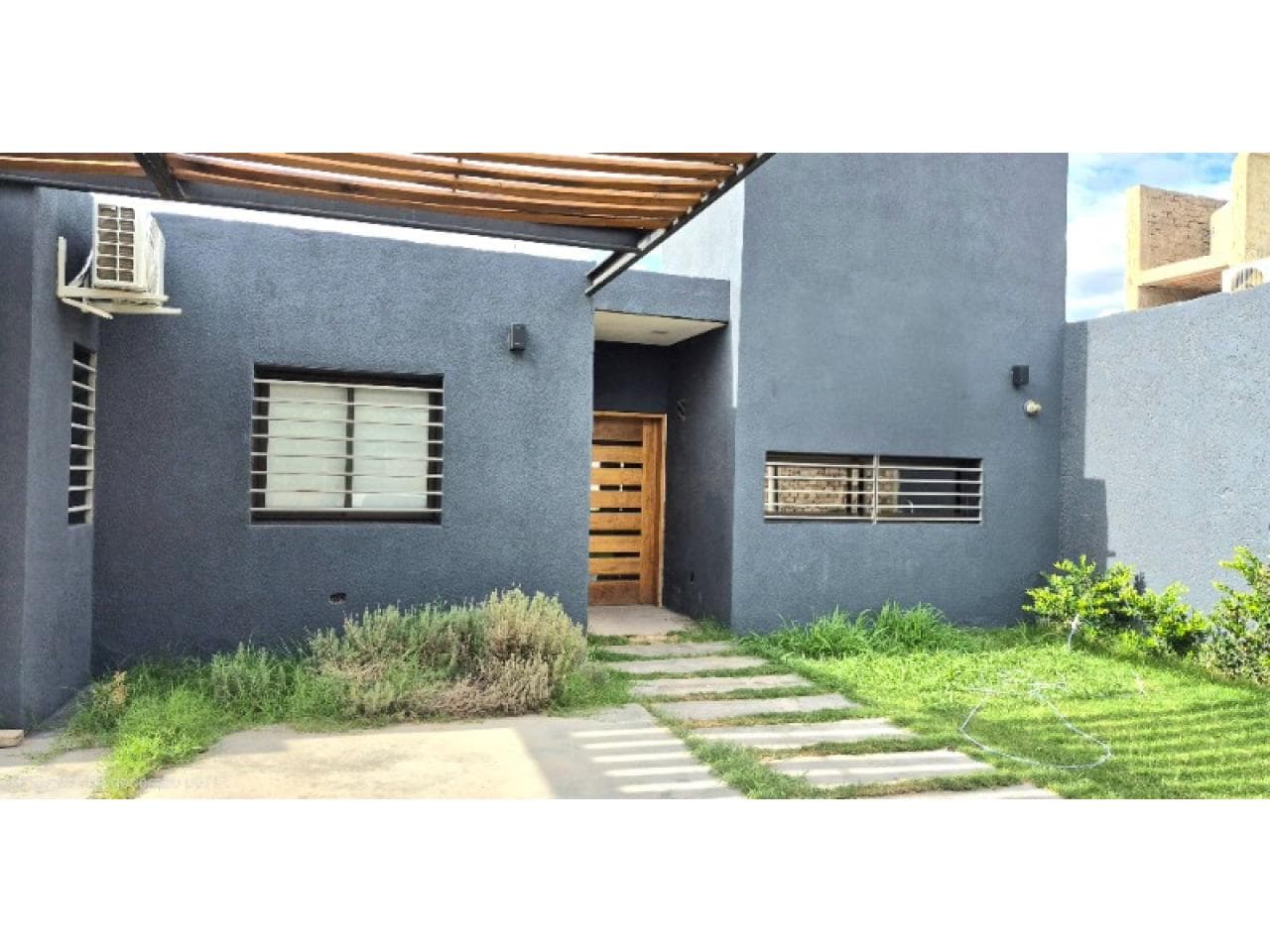 Venta Casa 3 Dormitorios, 2 Baños, Garaje, Aires, Patio