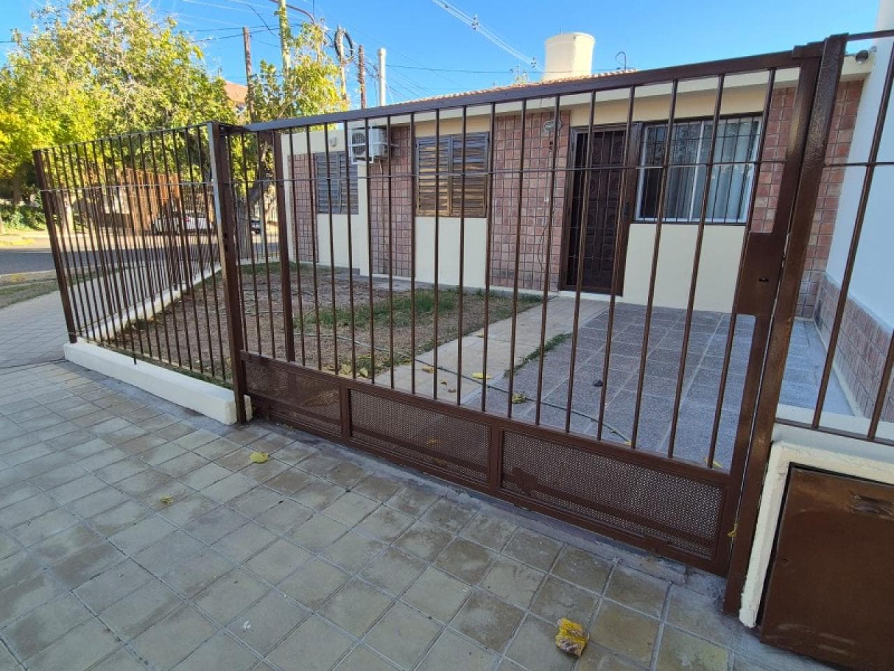 Alquiler Excelente Casa Esquina De 3 Dormitorios Con Fondo En Rivadavia