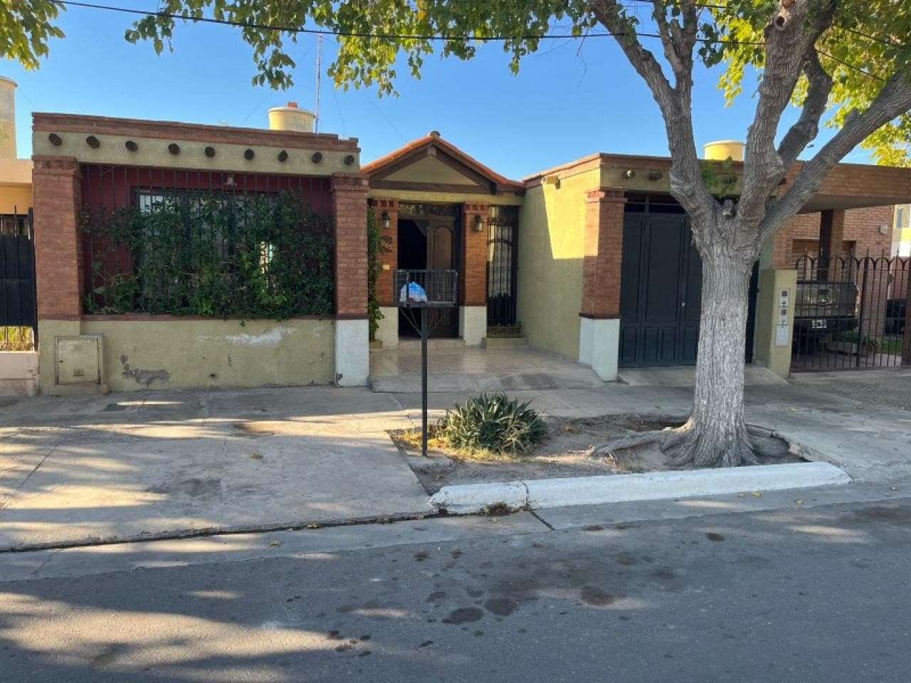 Venta Casa En Barrio Los Tamarindos Con Fondo Y Cochera. Chimbas