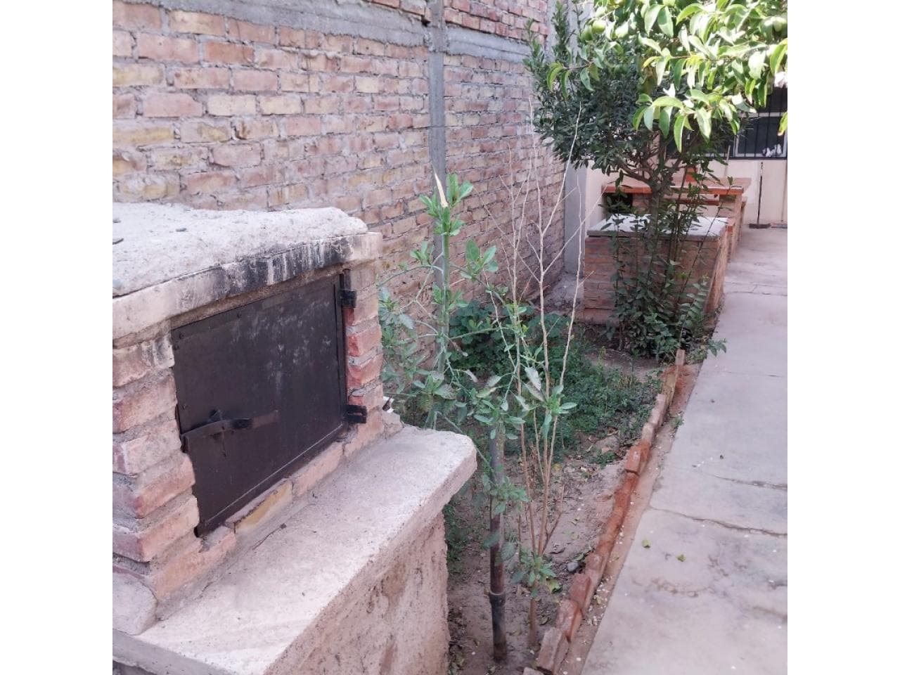 Venta. Casa 2 Habitaciones, 1 Baño, Amplio Fondo Con Despensa. Chimbas
