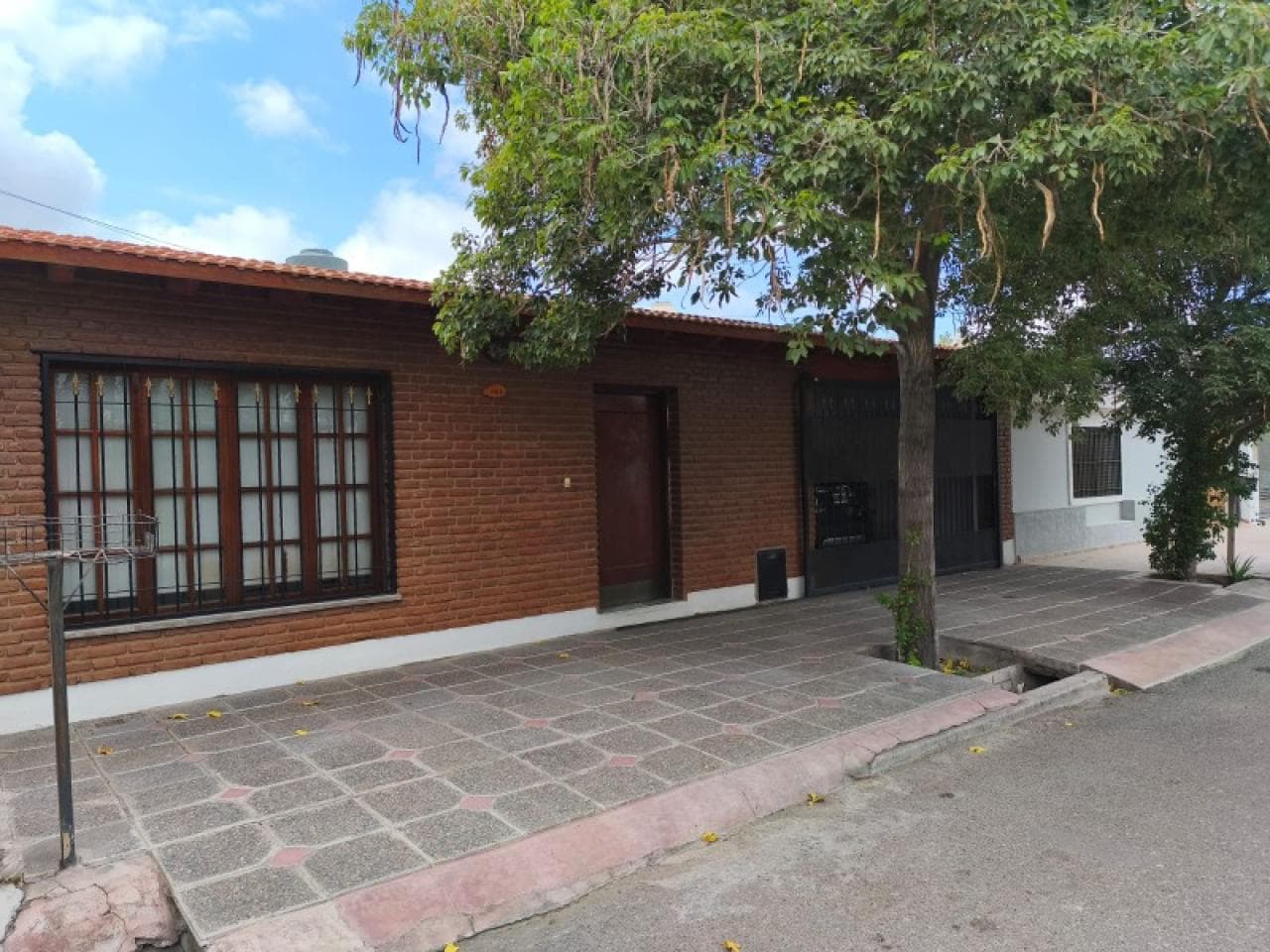 Casa Amplia En Capital, Sobre Calle Principal. Barrio Smata