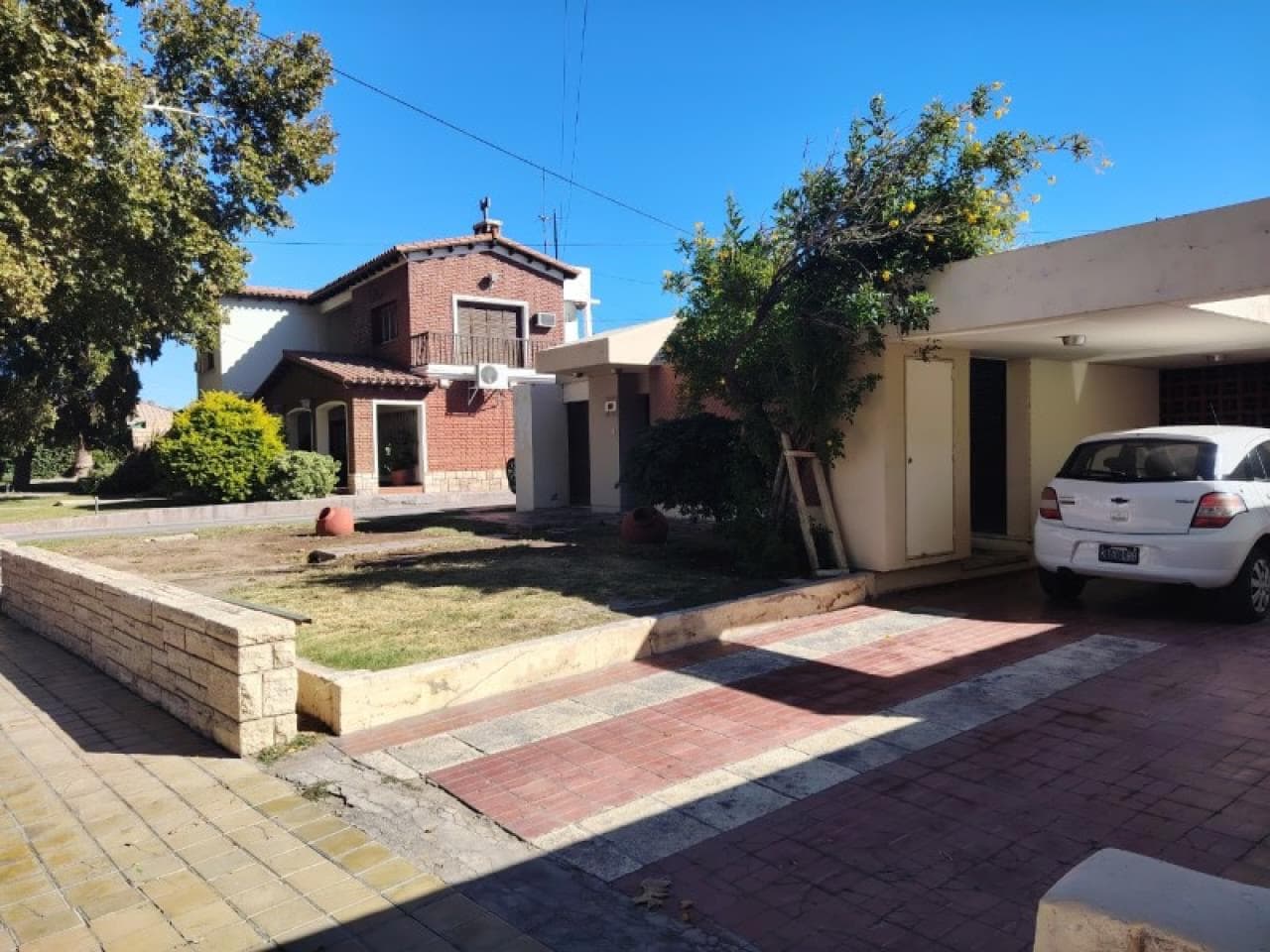 Casa 3hab, 3 Baños, 1100m De Terreno, A 1 Cuadra Plaza Santa Lucía  Sobre Yrigoyen
