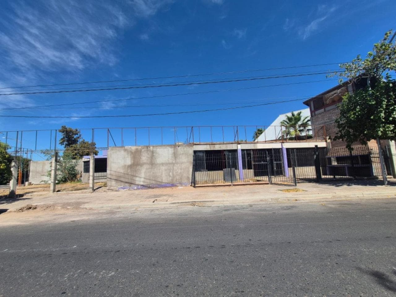 Venta - Lote Esquina Con Salon Comercial A Reciclar - Capital
