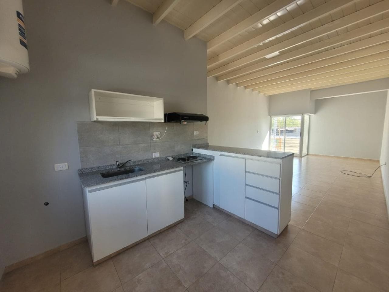 Alquiler. Departamento Amplio Tipo Monoambiente Ubicado En Calle Av. Libertador Y Balaguer En Santa Lucía
