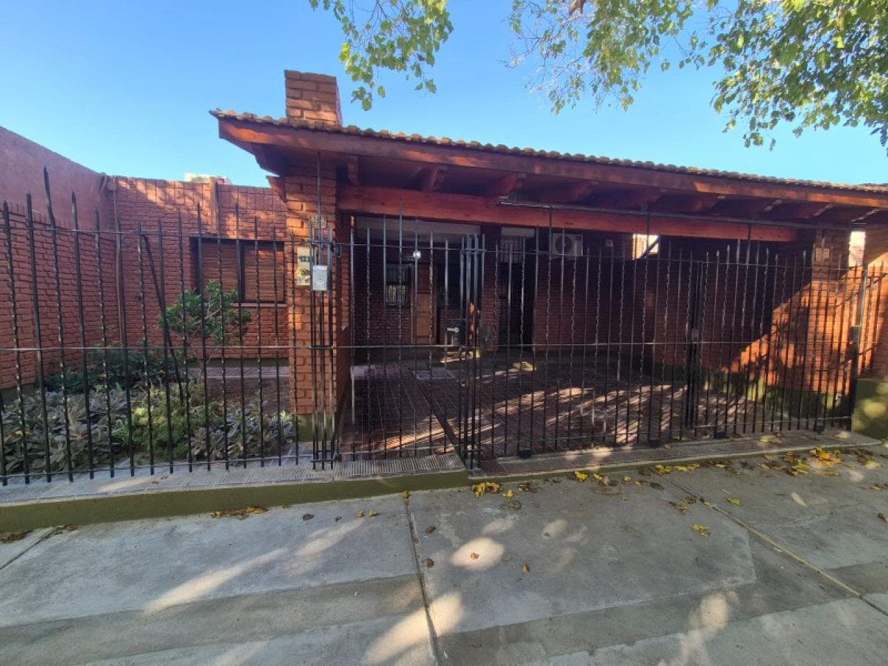 Alquiler. Excelente Casa En B° Stotac De 3 Dormitorios Con Quincho
