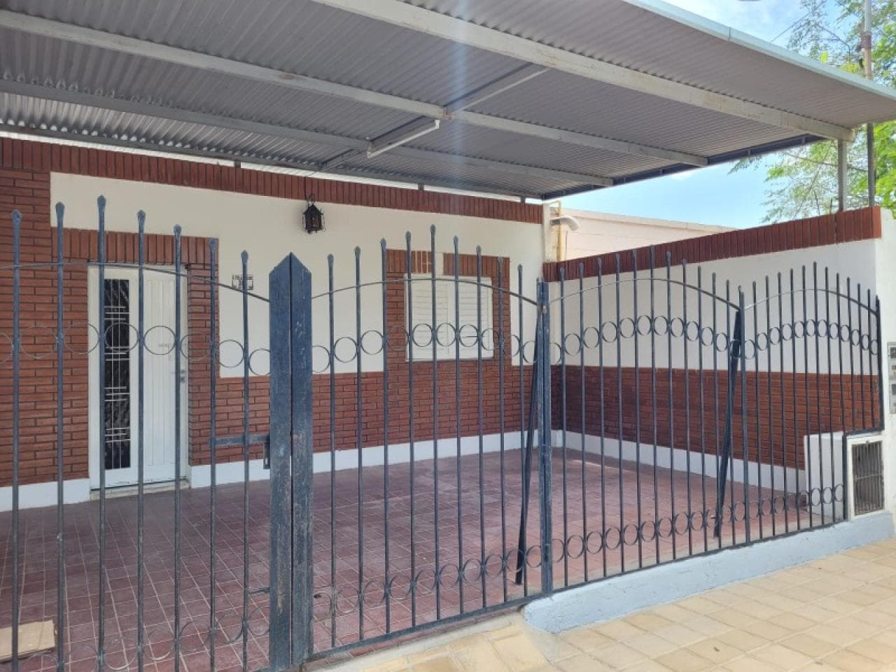 Alquiler. Casa En Barrio Güemes De 2 Dormitorios Con Ampliación, Cochera Y Fondo Con Parrillero