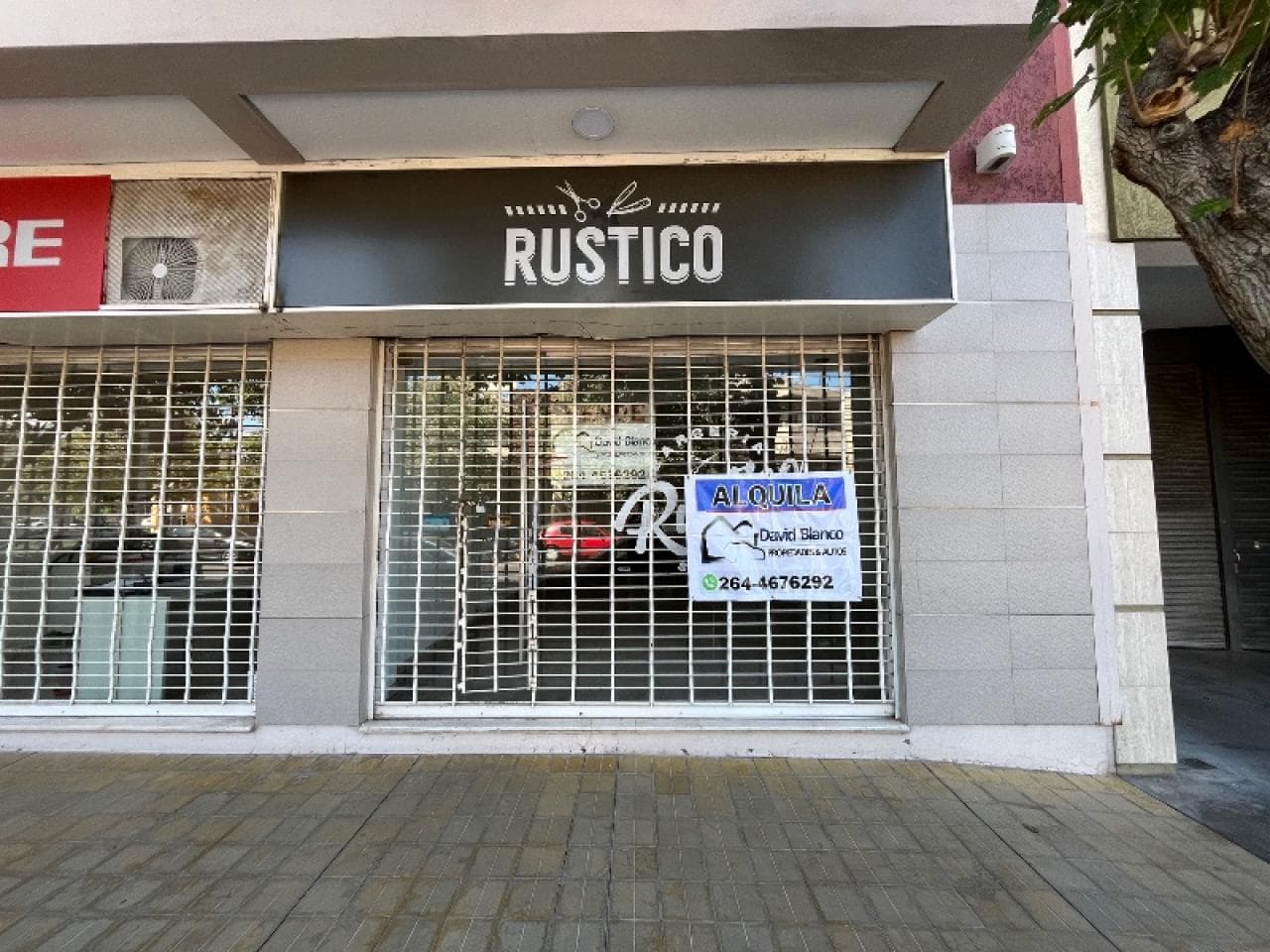Amplio Salón En Alquiler, Excelente Zona Comercial, Sobre Calle Av. Alem - Tel: 2646205725