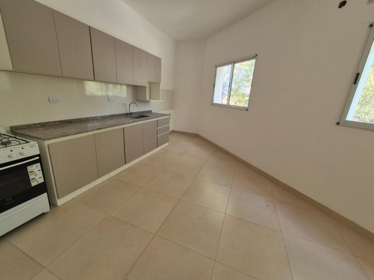 Alquiler. Departamento Céntrico De 2 Dormitorios En Calle Av. Córdoba Esquina Jujuy