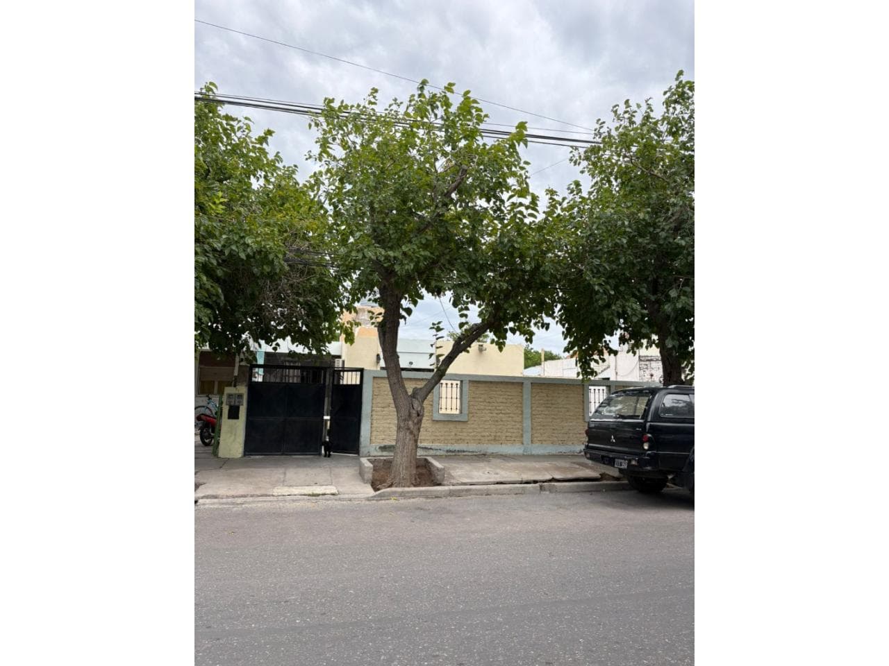 Se Aceptan Permutas; Casa De Barrio, 3 Dorm, 1 Baño, Amplio Terreno. Capital Oeste, Sobre José Martí, Tel 2646296308