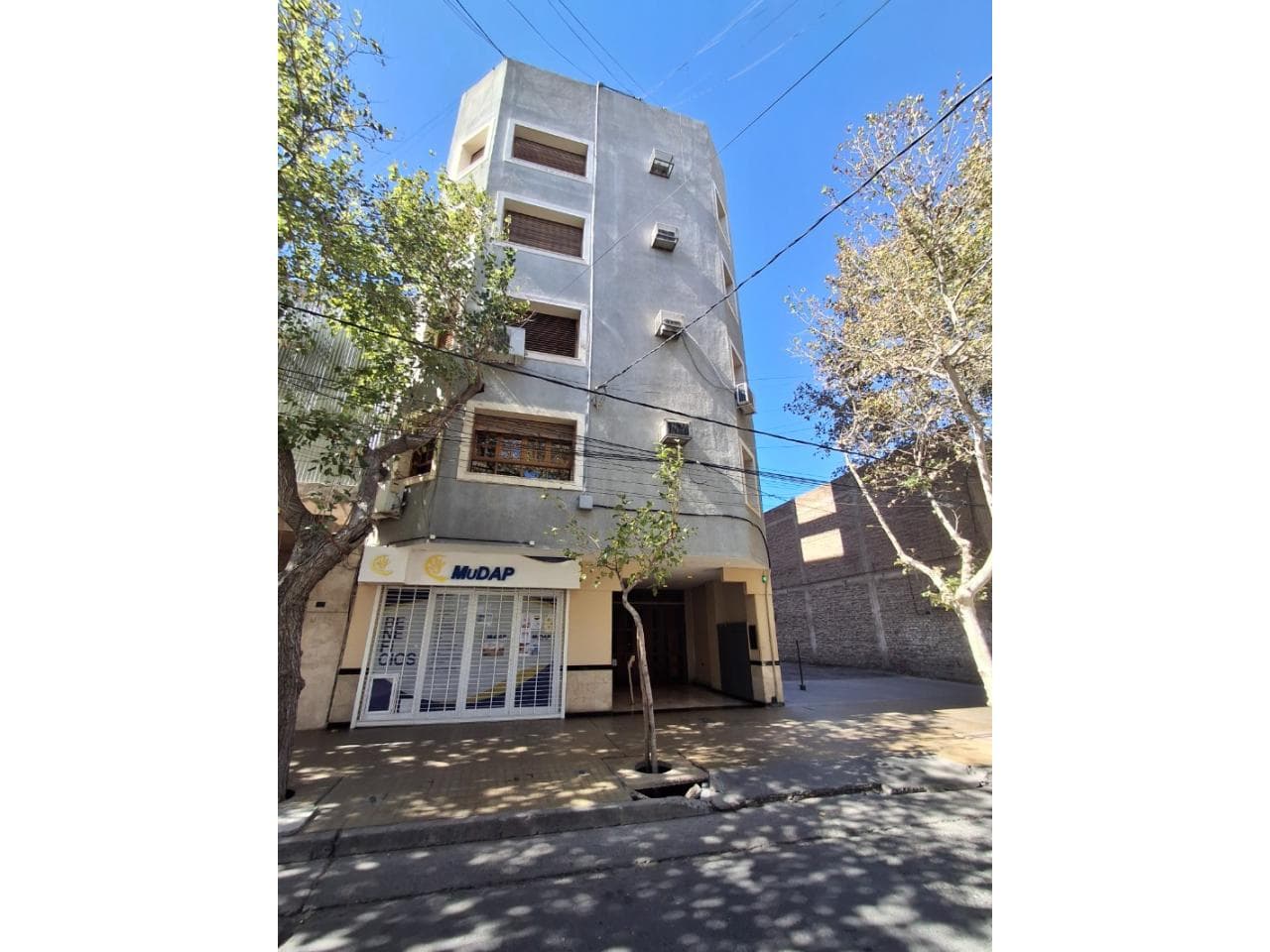 Venta Depto. Amoblado Microcentro Pta. Baja - 2 Dormit. Y Cochera - Tucuman A Mts. De Libertador.-
