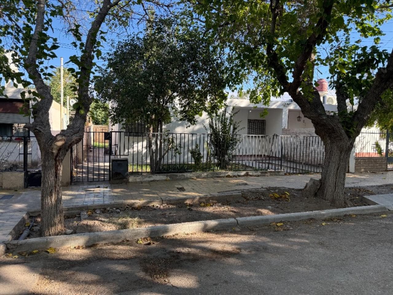 Alquiler Casa 3 Hab En Rivadavia. Inmediaciones De Central Y Meglioli.