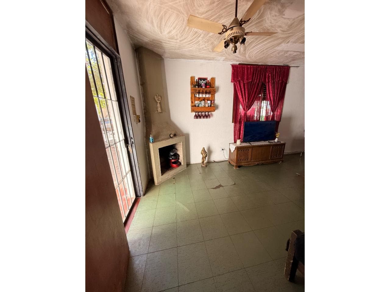 Venta Casa Excelente Ubicacion Barrio Jardin Policial - 4 Dormirorios - 2 Baños.