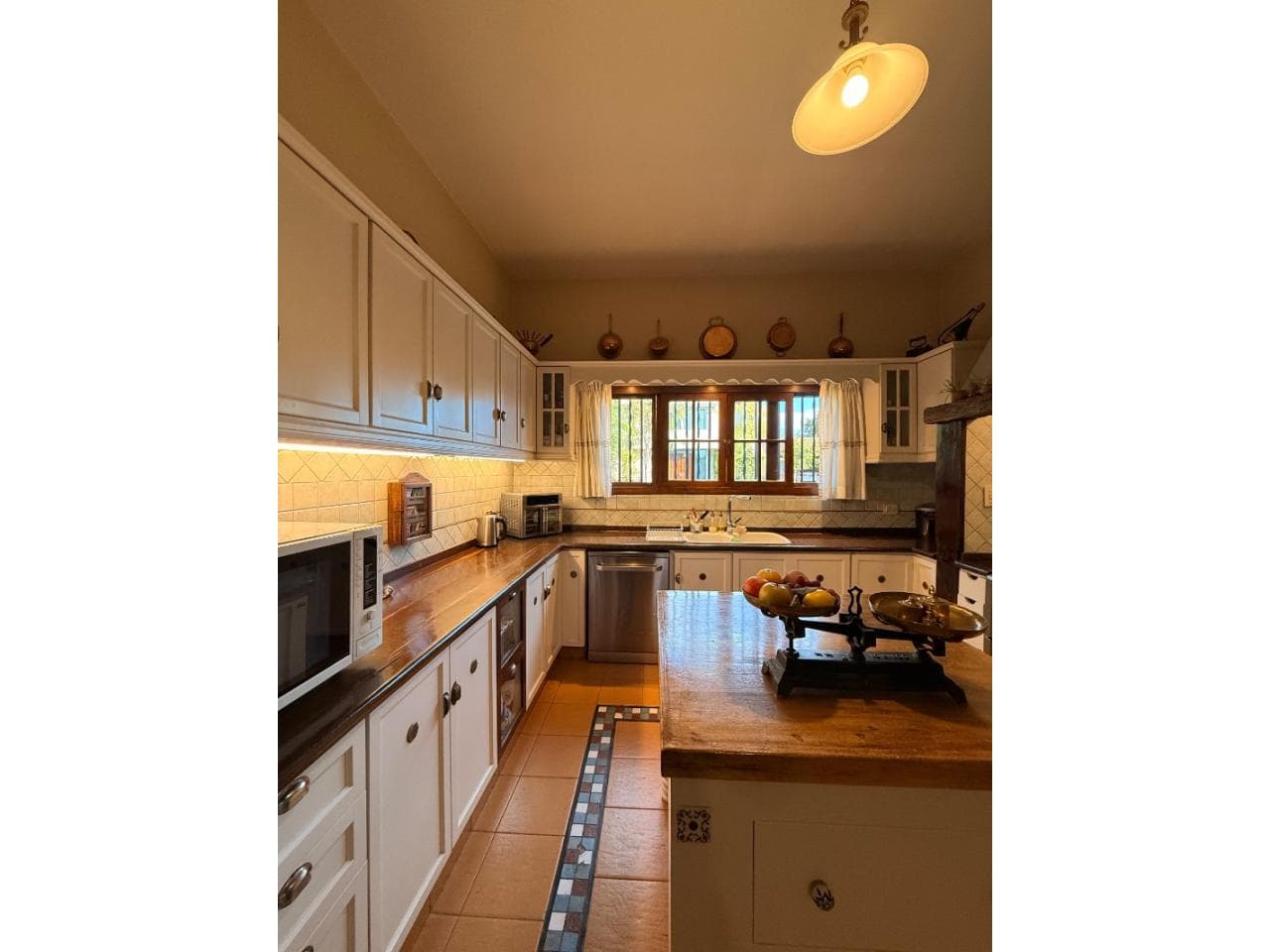 Venta Importante Casa 2 Plantas -  Estilo Colonial Barrio Privado Saavedra. 4 Dormitorios 3 Baños.