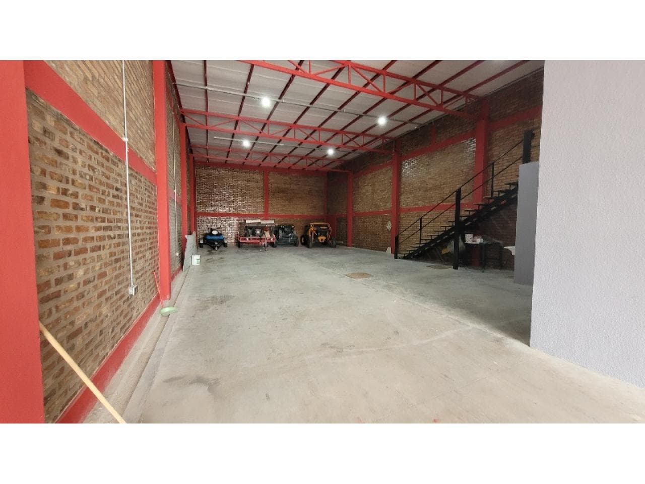 Alquiler- Galpón 270m2, 2 Oficinas, Sala De Reuniones- Pocito