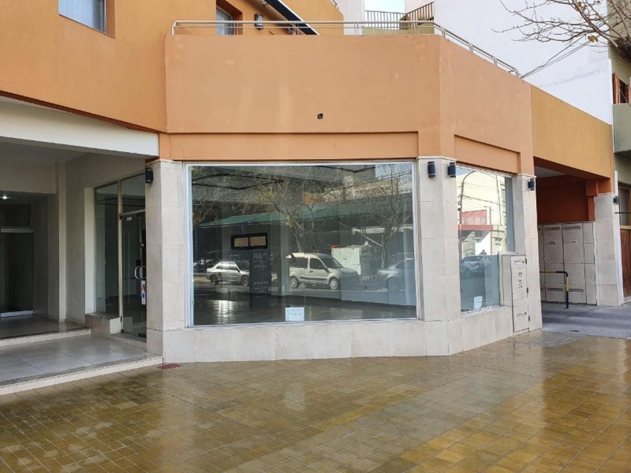 Dueño Alquila Exclusivo Salón Comercial En Capital. Edificio Carrascal