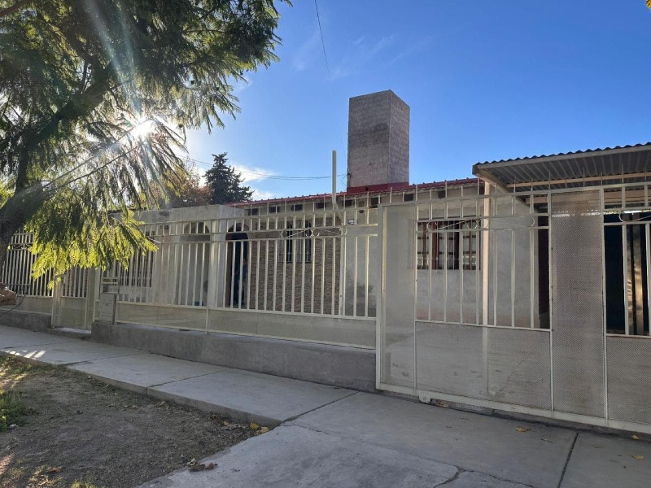 Alquiler Casa Villa América, 3 Dormitorios; 2 Baños; Fondo Amplio, Cochera Doble $1.100.000 Tel. 2646296308