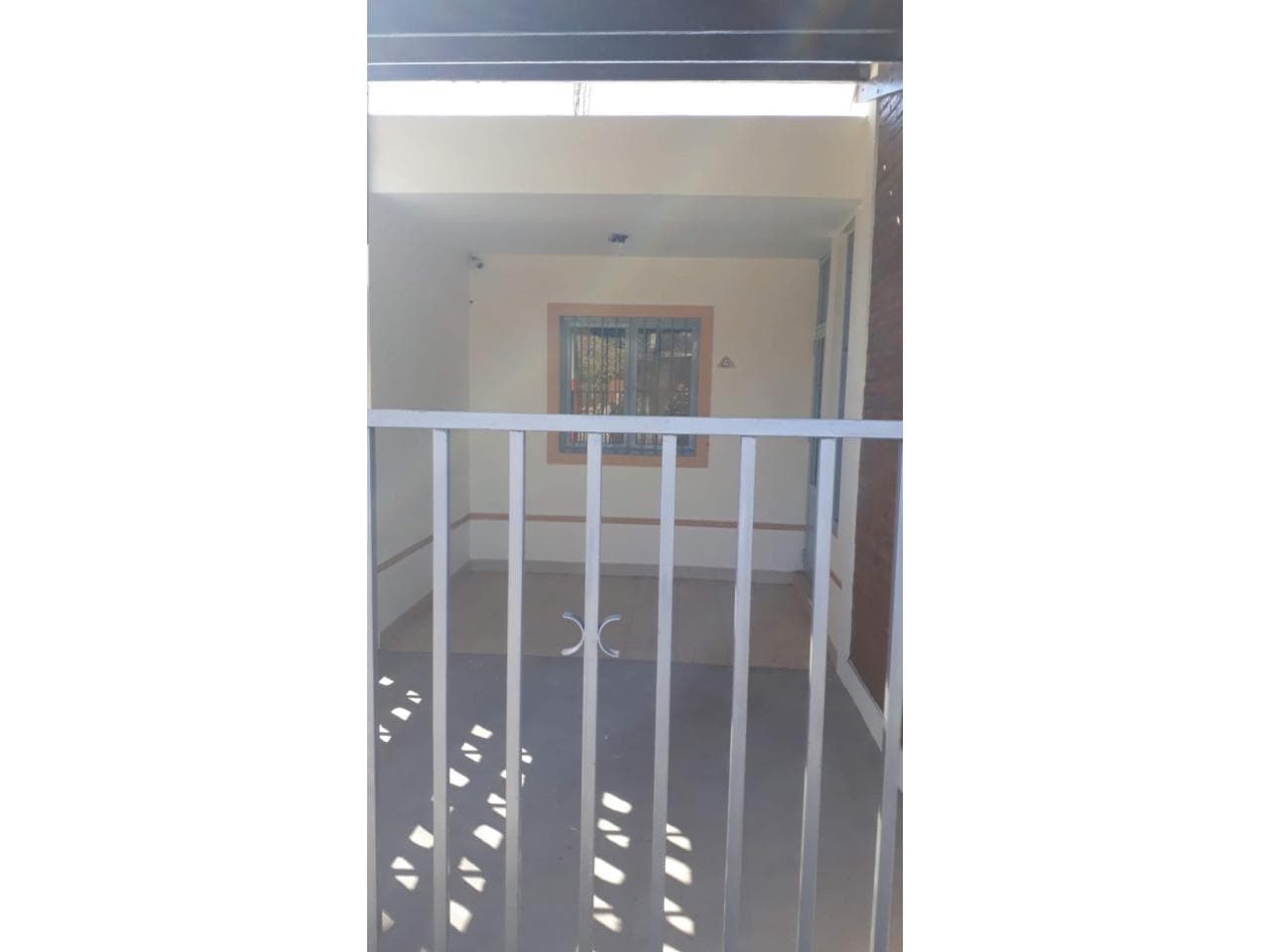 Alquiler Casa De Dos Dormitorios En Chimbas Como Nueva, Impecable. Calle Oro 124 Este