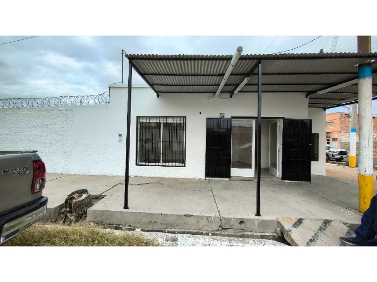 Alquiler  Salón Comercial Rawson, A Metros De Calle Mendoza