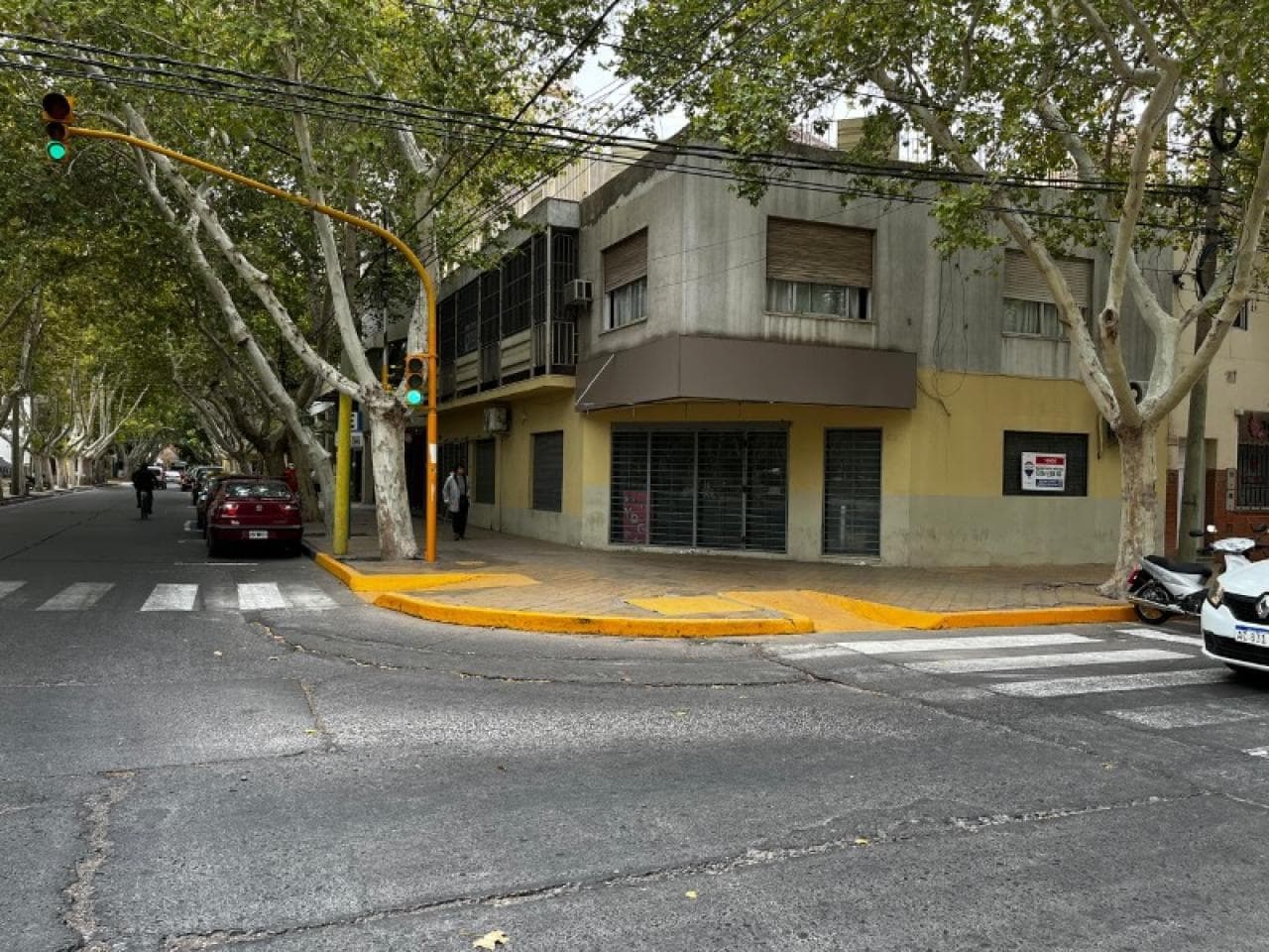 Venta Importante Esquina 235m² Cubiertos Dos Plantas