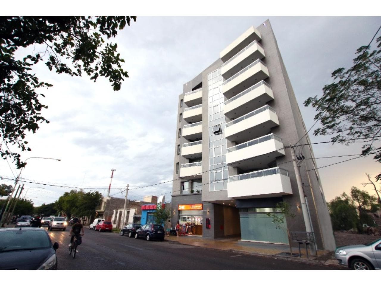 Alquiler. Local Comercial Excelente Punto 110 M2. Capital