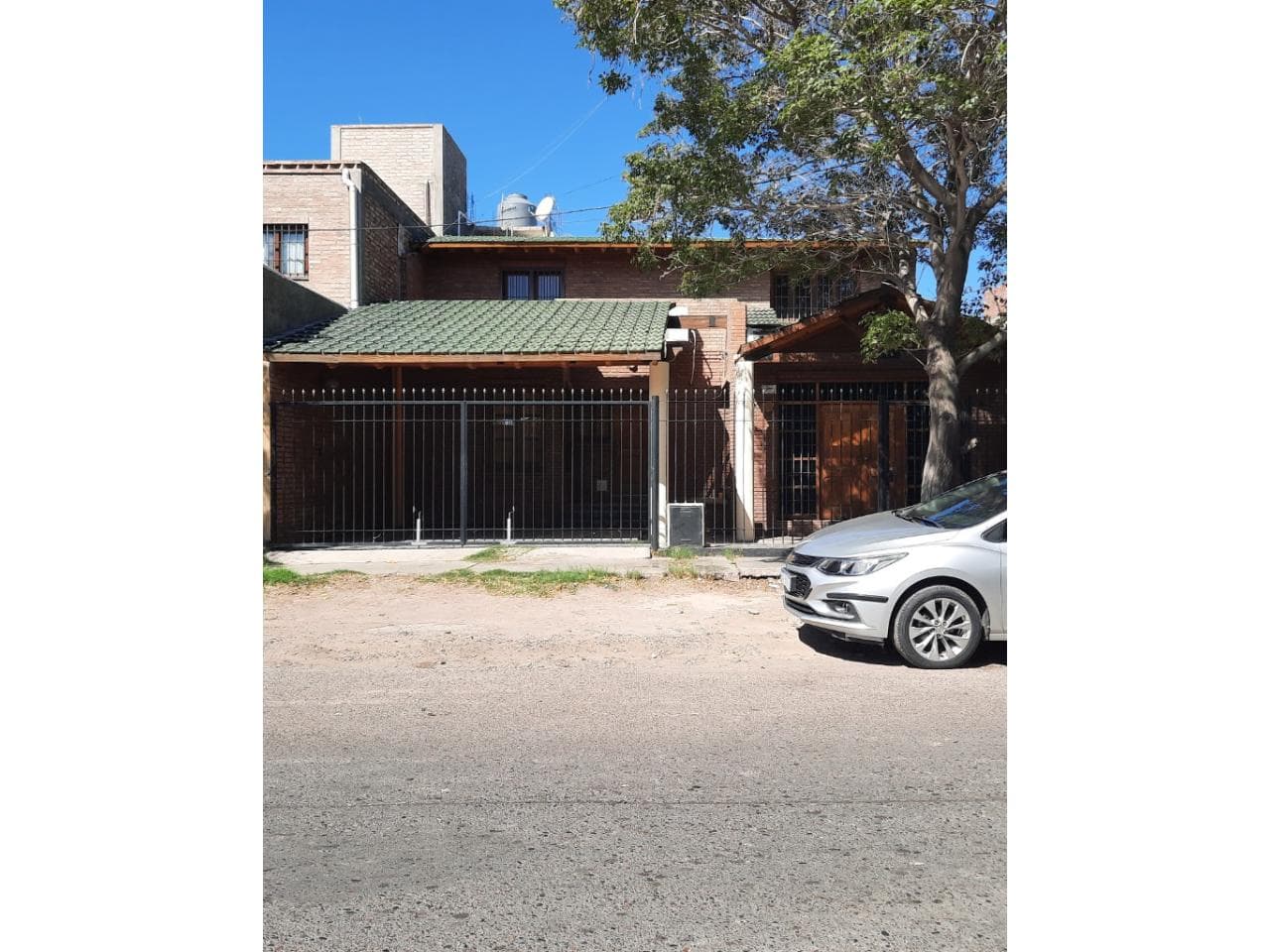 Dueño Vende Hermosa Casa De 2 Plantas, 4 Habitaciones, 2 Baños, Cochera Doble, Fondo