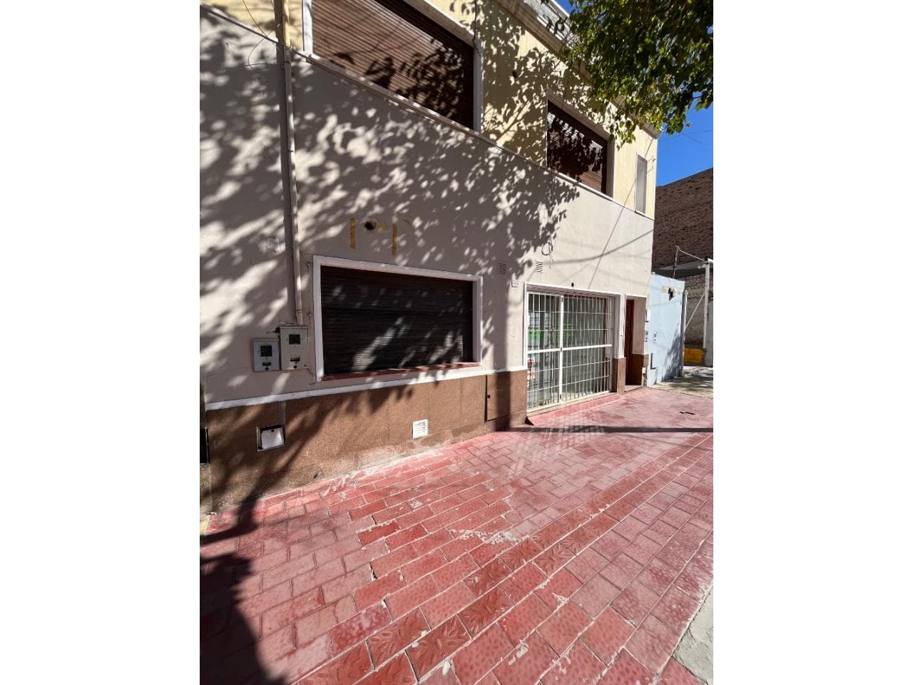 Se Alquila Amplia Casa Ideal Para Consultorios, Empresas Sobre Calle Sarmiento Entre Mitre Y Santa Fe