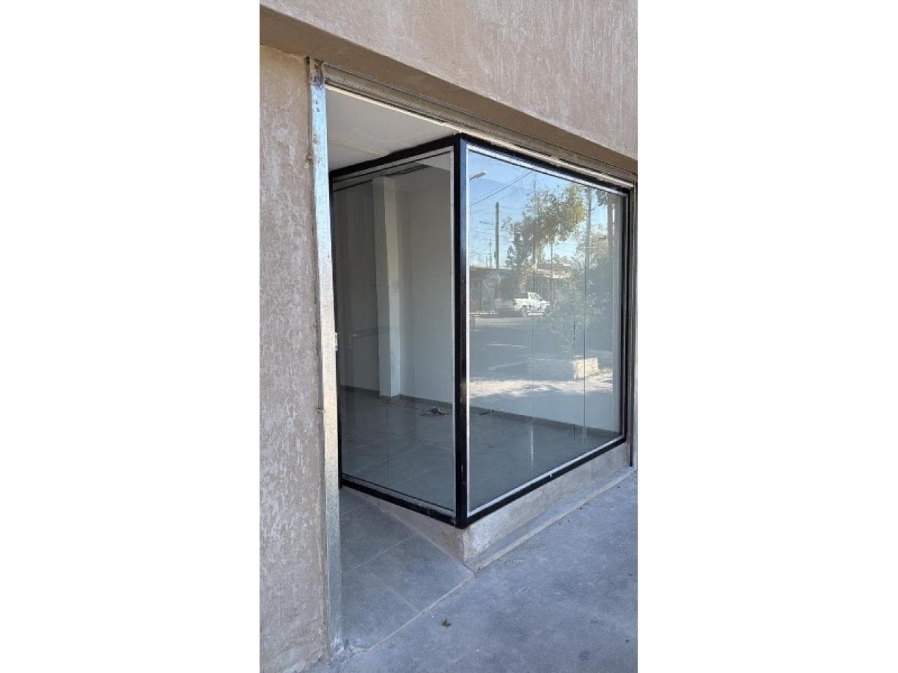 Alquiler Salón Comercial Sobre Calle Mendoza A Cuadras De La Plaza / Excelente Zona Comercial