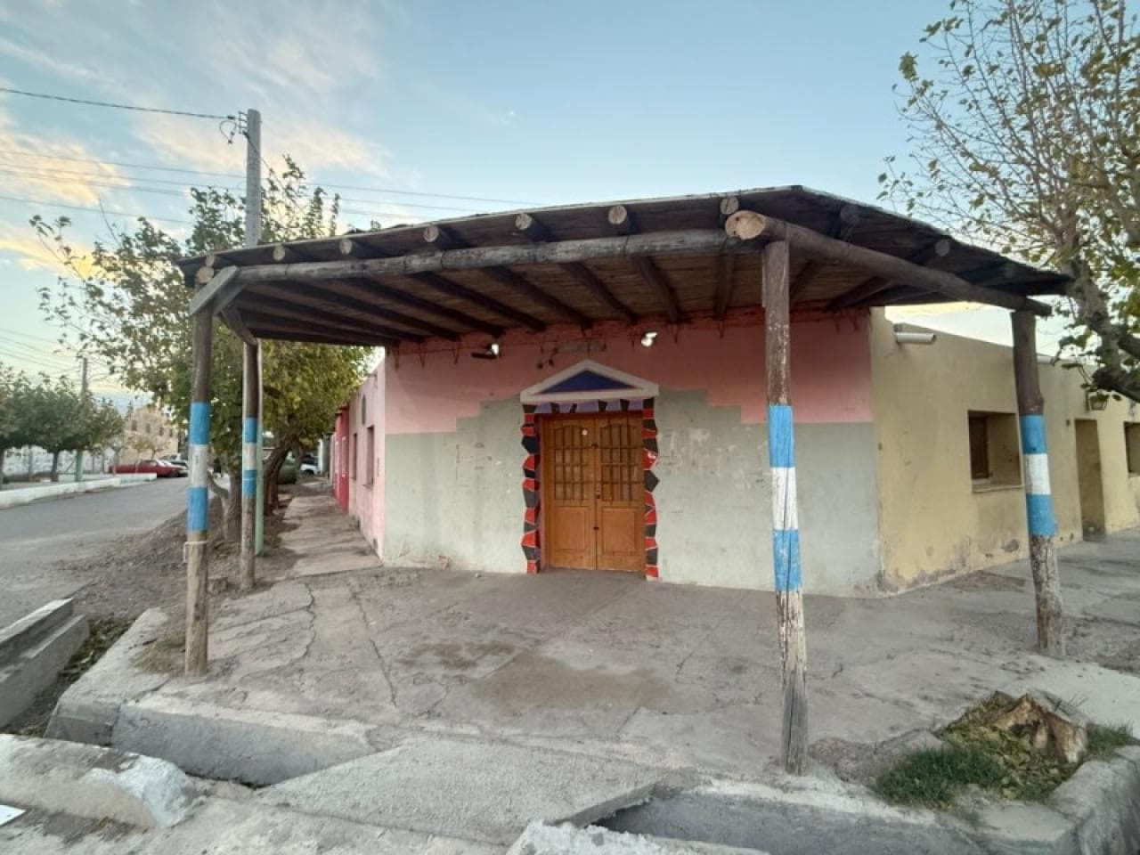 Casa Esquina + 2 Dptos Cerca Facultad De Sociales. Rivadavia. Mls#420981147-78
