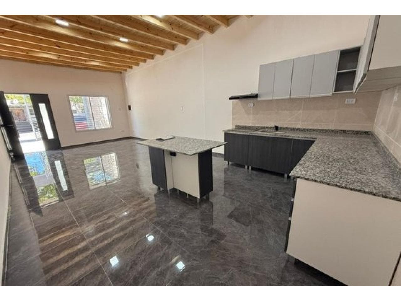 Venta Casa De 3 Habitaciones, 2 Baños. Capital. Mls#420981152-80