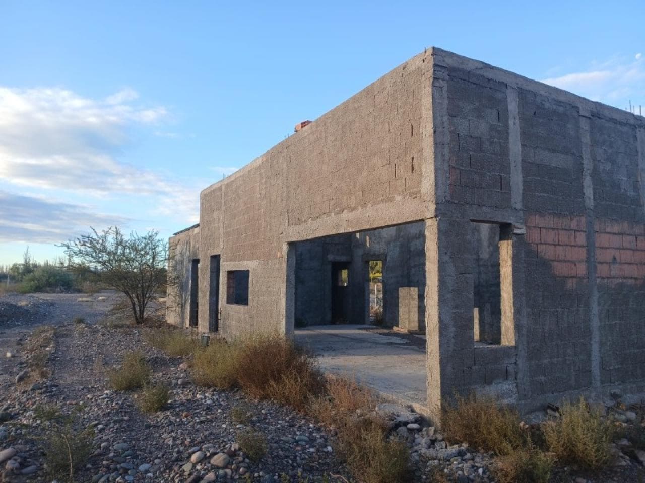 Venta. Lote Con Avance De Obra - Quincho, Pileta, Servicios. Pocito