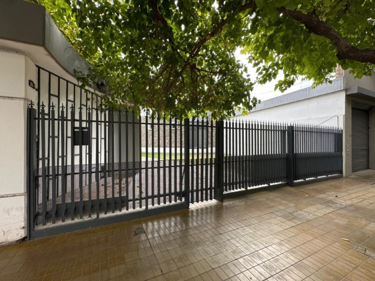 Casa En Alquiler Para Empresas O Instituciones Varios Ambientes Y Cocheras Para 5 O Mas Vehiculos