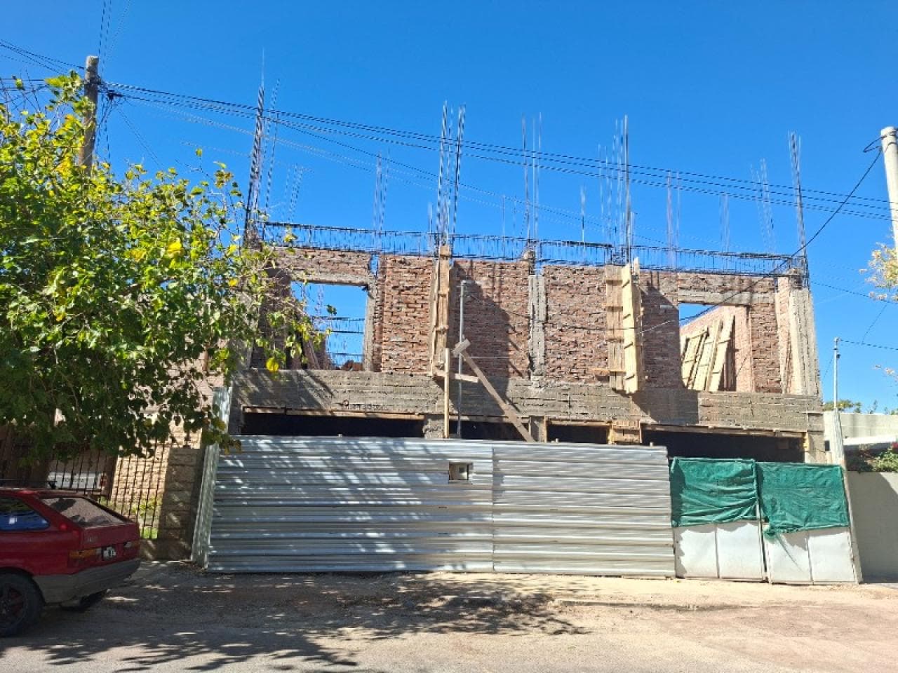 Dueño Vende Locales Comerciales En Calle Amehino Entre Av. Libertador Y Laprida
