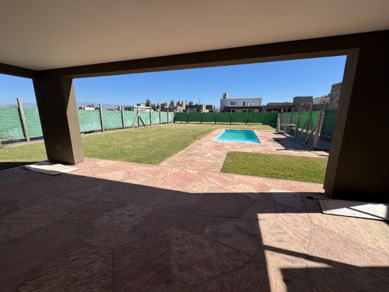 Venta. B° Privado, Casa De Categoría, 3 Dorm. 3 Baños, Piscina. Santa Lucia
